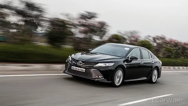 Toyota Camry Review: Pros and Cons - CarWale