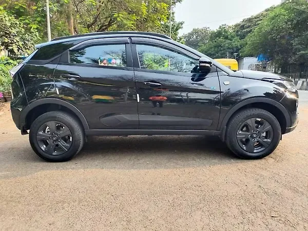 Tata Nexon EV XZ Plus LUX Dark Edition - Photo 5