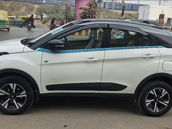 Tata Nexon EV XZ Plus Lux 7.2 KW Fast Charger [2022-2023] - Photo 3