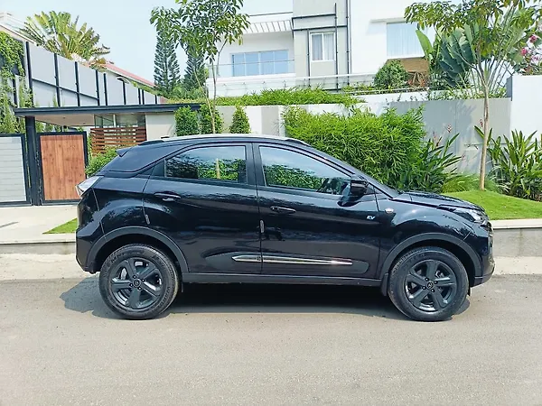 Tata Nexon EV XZ Plus LUX Dark Edition - Photo 5