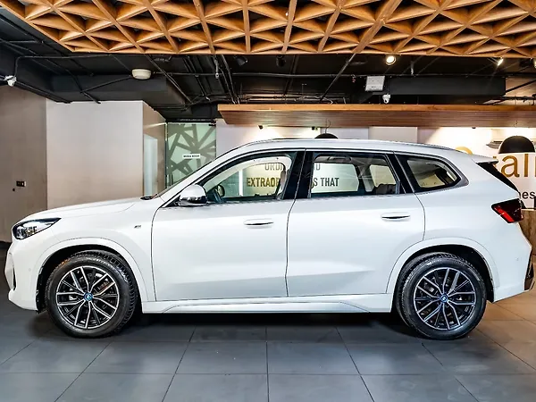 BMW iX1 eDrive20L M Sport - Photo 4