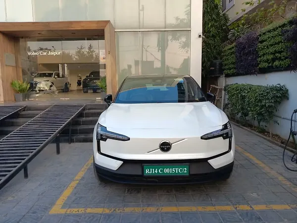 Volvo EX30 RWD Ultra - Photo 1