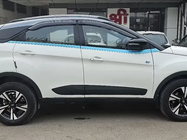 Tata Nexon EV XZ Plus Lux 7.2 KW Fast Charger [2022-2023] - Photo 4