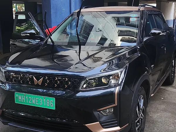 Mahindra XUV400 EL 39.4 KWH Dual Tone