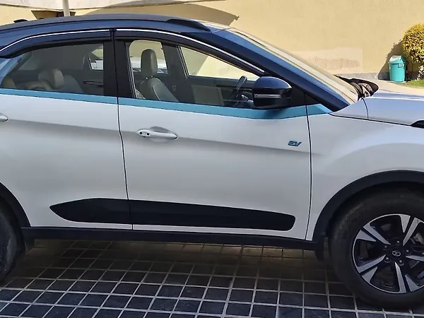 Tata Nexon EV XM 7.2 KW Fast Charger - Photo 4