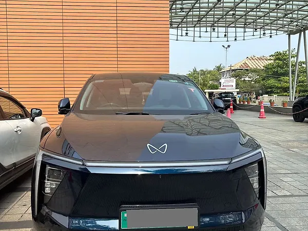 Mahindra XEV 9e Pack Three 79.0 kWh No Charger - Photo 2