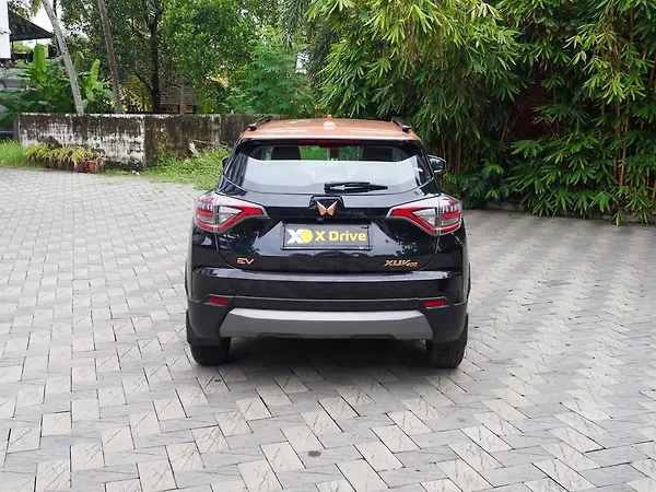 Mahindra XUV400 EL 39.4 KWH - Photo 6