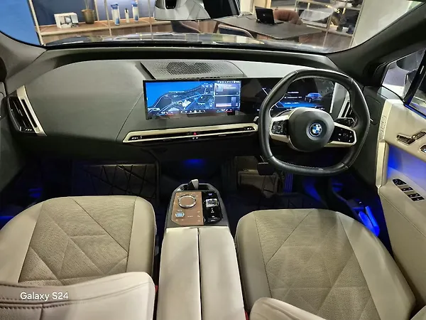 BMW iX xDrive 50 - Photo 8