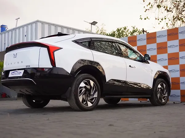 Mahindra XEV 9e Pack Three 79.0 kWh 11.2kW Charger - Photo 7