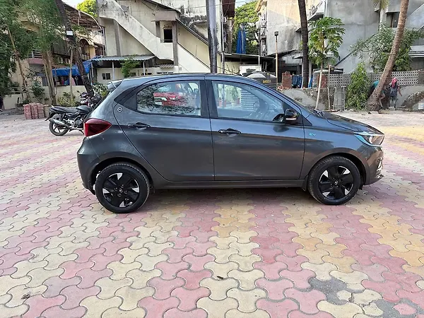 Tata Tiago EV XZ Plus Tech LUX Long Range [2022-2025] - Photo 5