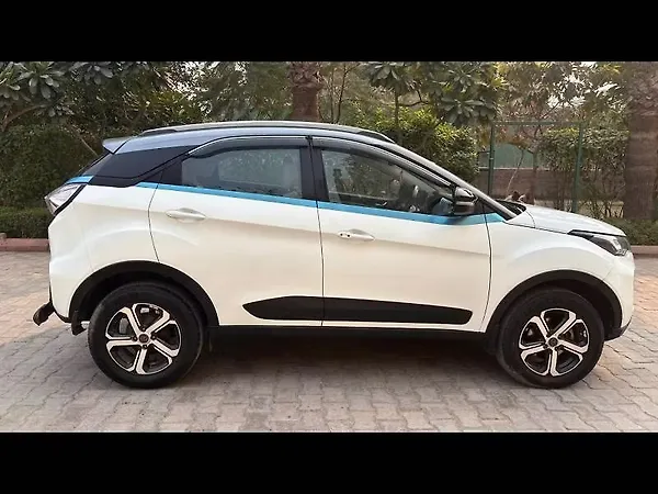 Tata Nexon EV XZ Plus LUX - Photo 4