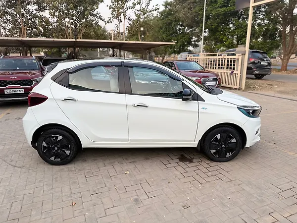 Tata Tiago EV XZ Plus Tech LUX Long Range [2022-2025] - Photo 8