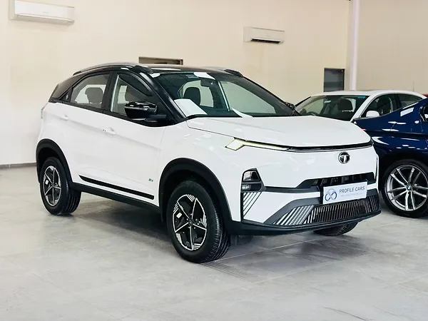 Tata Nexon EV Fearless 30.0 kWh - Photo 4