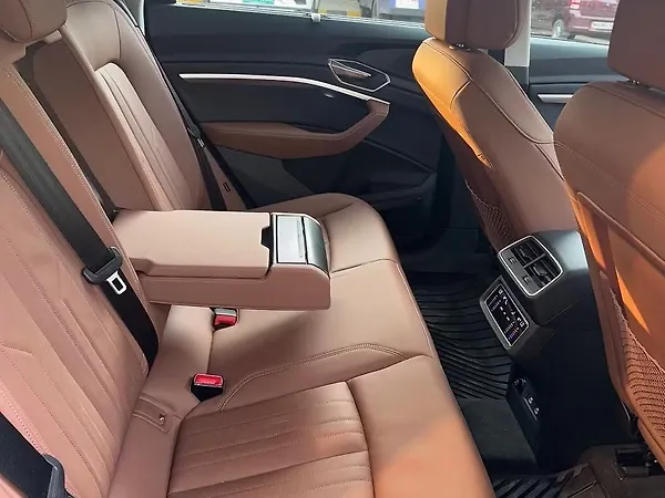 Audi Q8 e-tron 55 - Photo 8