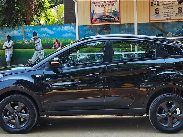 Tata Nexon EV XZ Plus Dark Edition - Photo 4