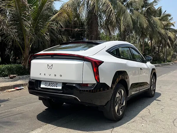 Mahindra XEV 9e Pack Three Select 59.0 kWh 11.2kW Charger - Photo 5