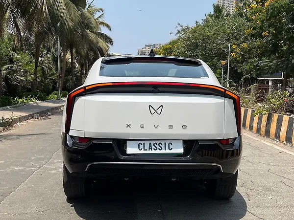 Mahindra XEV 9e Pack Three Select 59.0 kWh 11.2kW Charger - Photo 6