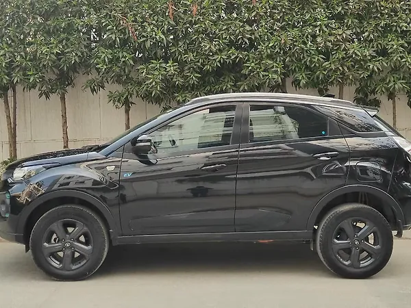 Tata Nexon EV XZ Plus Dark Edition - Photo 5