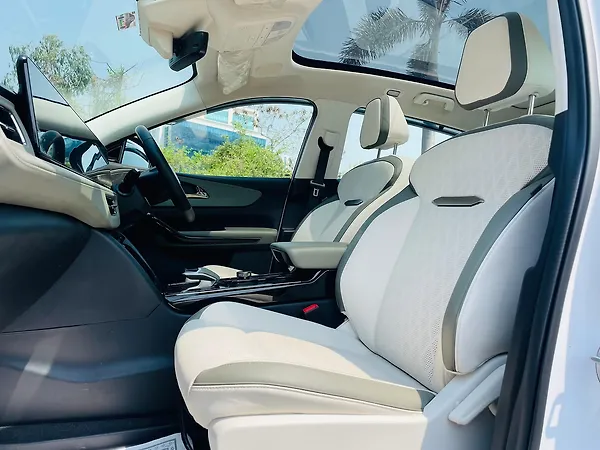 Mahindra XEV 9e Pack Three Select 59.0 kWh 11.2kW Charger - Photo 3