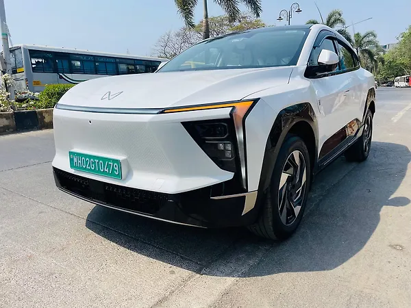 Mahindra XEV 9e Pack Three Select 59.0 kWh 11.2kW Charger - Photo 4