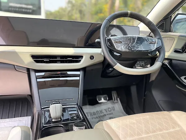 Mahindra XEV 9e Pack Three Select 59.0 kWh 11.2kW Charger - Photo 5