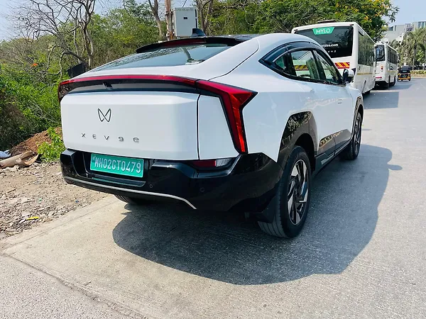 Mahindra XEV 9e Pack Three Select 59.0 kWh 11.2kW Charger - Photo 7