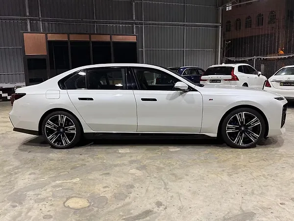 BMW i7 xDrive60 - Photo 8
