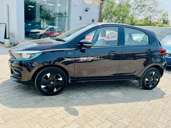 Tata Tiago EV XZ Plus Tech LUX Long Range Fast Charger [2022-2025] - Photo 4