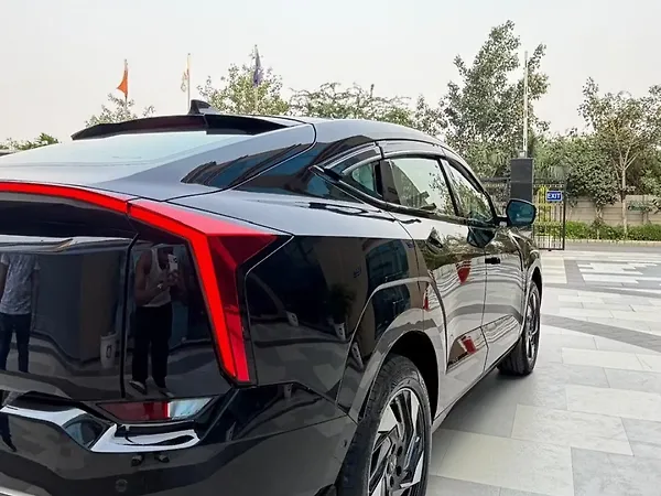 Mahindra XEV 9e Pack Three 79.0 kWh 11.2kW Charger - Photo 4