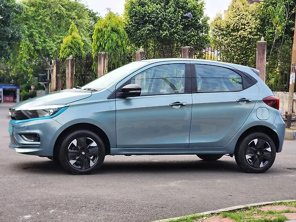 Tata Tiago EV XZ Plus Tech LUX Long Range [2022-2025] - Photo 5