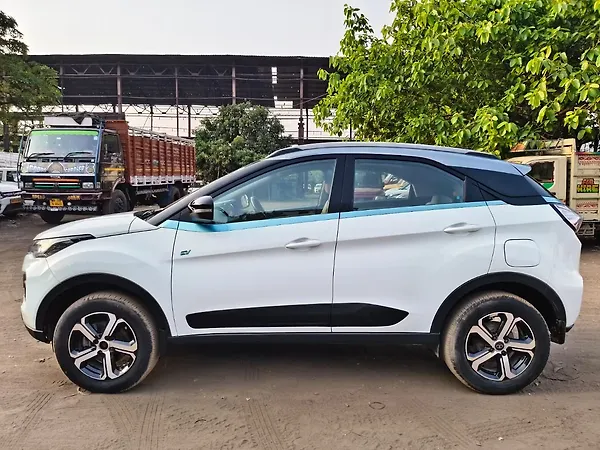 Tata Nexon EV XZ Plus LUX Dark Edition - Photo 4
