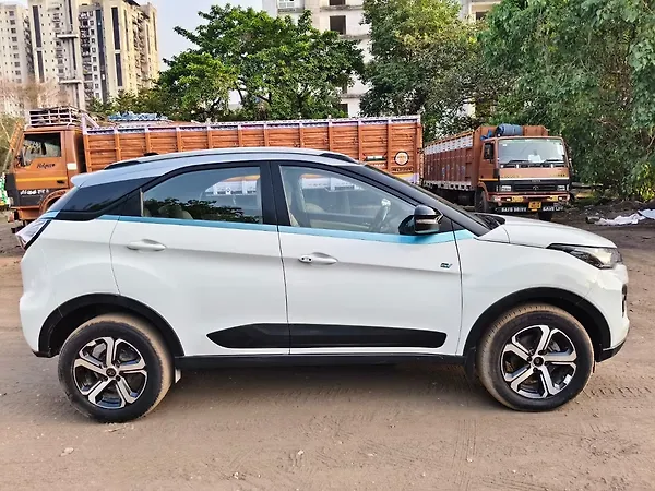 Tata Nexon EV XZ Plus LUX Dark Edition - Photo 8