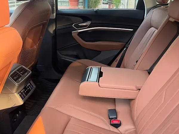 Audi e-tron 55 - Photo 8