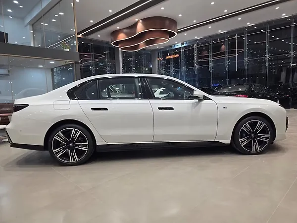 BMW i7 xDrive60 M Sport - Photo 8