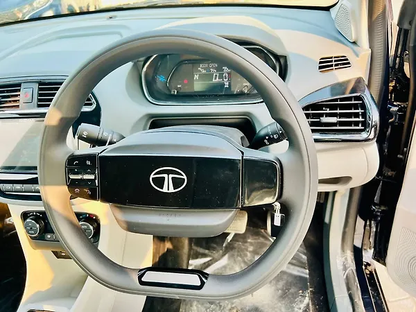 Tata Tiago EV XT 24.0 kWh - Photo 7