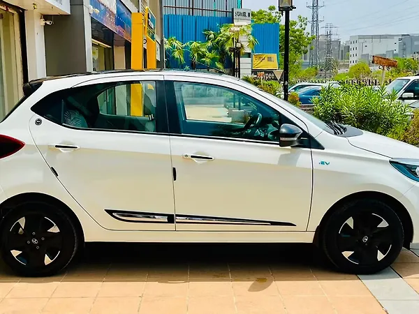 Tata Tiago EV XZ Plus Tech LUX Long Range [2022-2025] - Photo 6