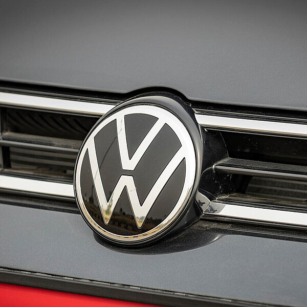 https://imgd.aeplcdn.com/600x600/n/cw/ec/149145/volkswagen-front-logo0.jpeg?isig=0