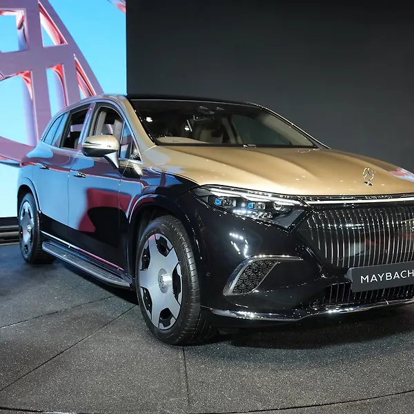 Mercedes-Maybach EQS SUV ミニカー 黒と金カスタム Mercedes-Maybach