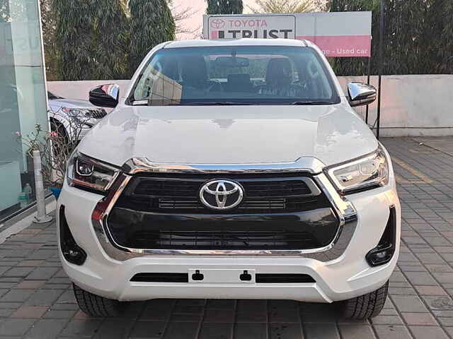 Second Hand Toyota Hilux High 4X4 AT in Delhi
