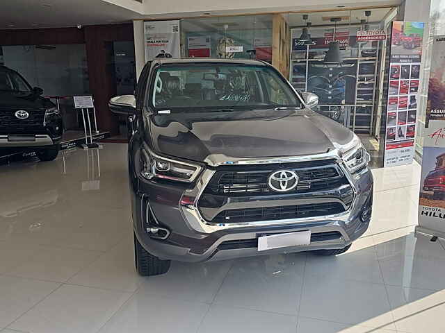 Second Hand Toyota Hilux High 4X4 AT in Kolkata