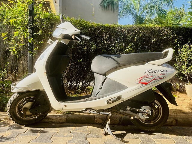 Pleasure scooty old discount model