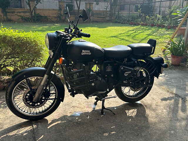 Second Hand Royal Enfield Classic Stealth Black Standard in Noida