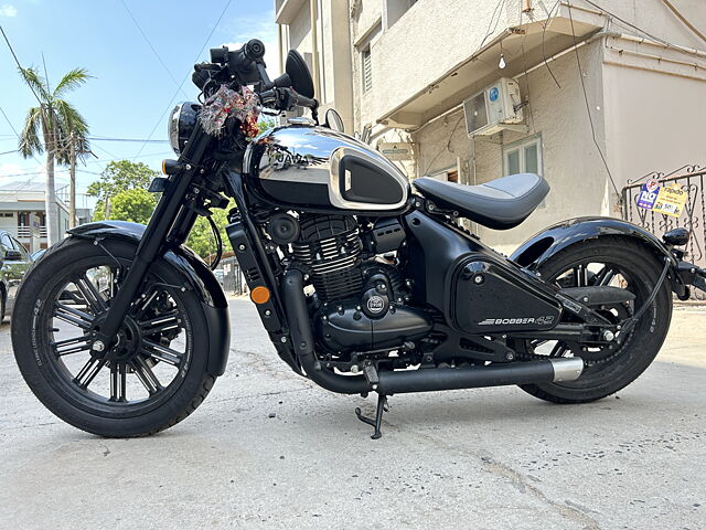 Second Hand Jawa 42 Bobber Black Mirror and Red Sheen - Alloy Wheel in Vadodara