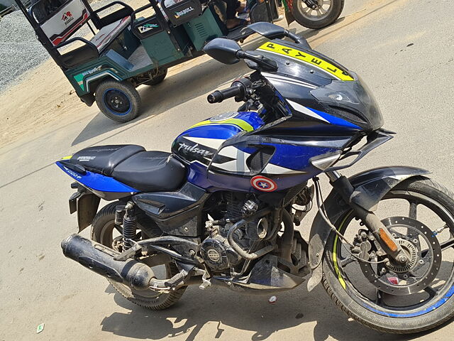 Second Hand Bajaj Pulsar 220 F Standard in Murshidabad