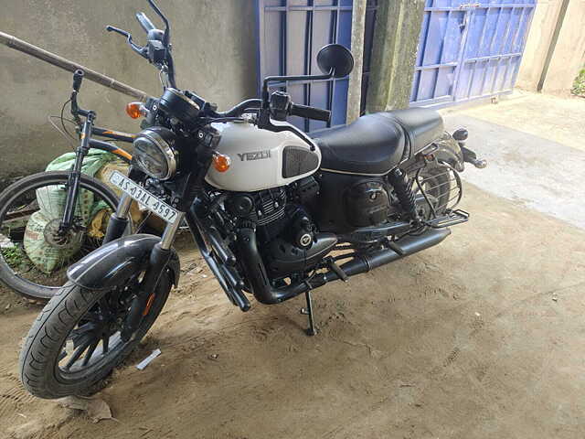 Second Hand Yezdi Roadster Dual Tone in Jorhat