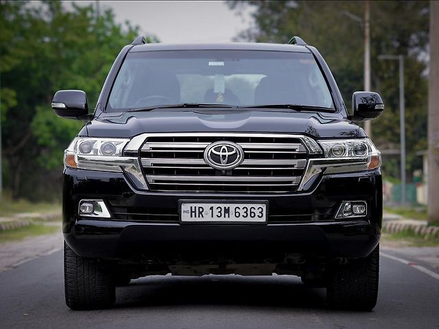 Legenda Jalan Raya: Menjelajahi Kehebatan Toyota Land Cruiser 2017 di Delhi