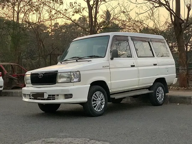 Used 2004 Toyota Qualis [2000-2002] GS C3 for sale in Surat at Rs.1,50,000 - CarWale