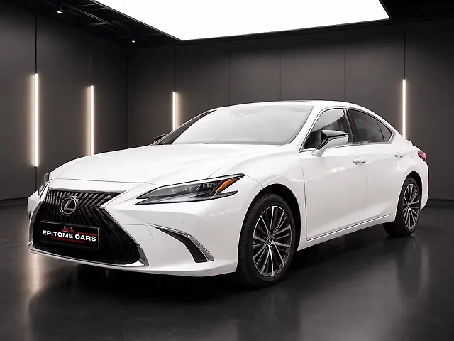 Second Hand Lexus Old Generation ES 2018 300h Luxury in Chandigarh