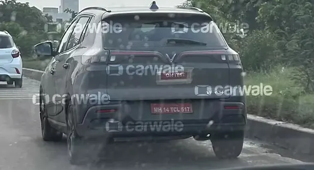 विनफ़ास्ट VF e34 पीछे का व्यू विनफ़ास्ट VF e34 पीछे का व्यू