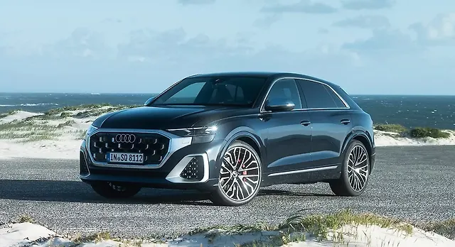 Audi SQ8 Right Front Three Quarter